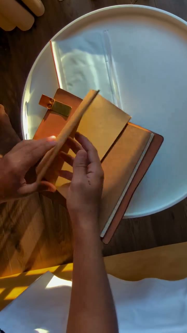 Duar që vendosin fletë të reja në fletoren prej lëkure